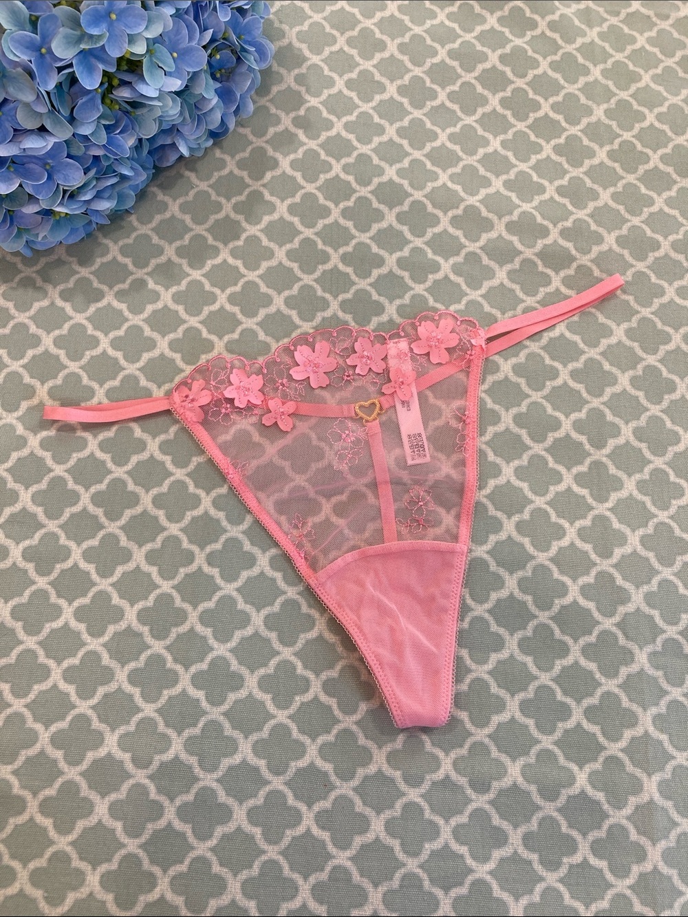Victoria’s Secret Dream Angels Pink Pretty Petals Appliqué Floral Heart Thong XL